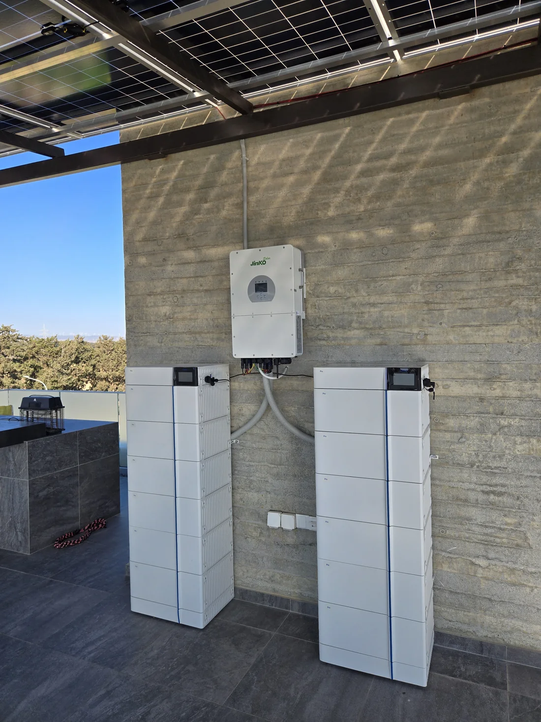 Inverter και δύο συστοιχίες μπαταριών υψηλής τάσης Deye κάτω από την πέργκολα
